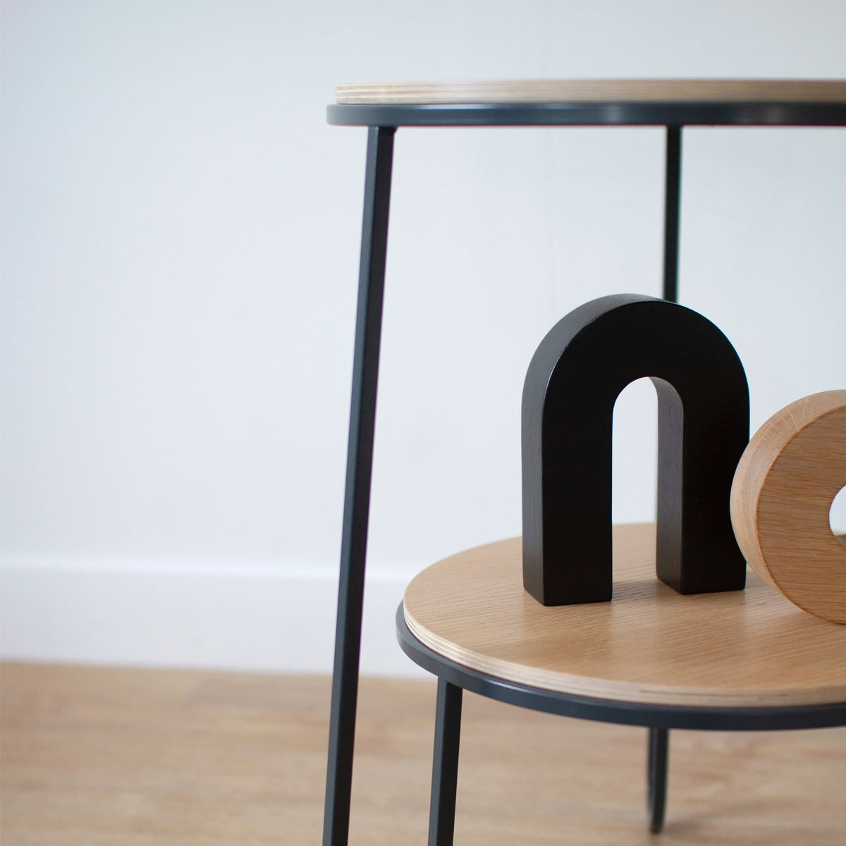 Guéridon Anatole, chêne naturel, métal gris ardoise mat