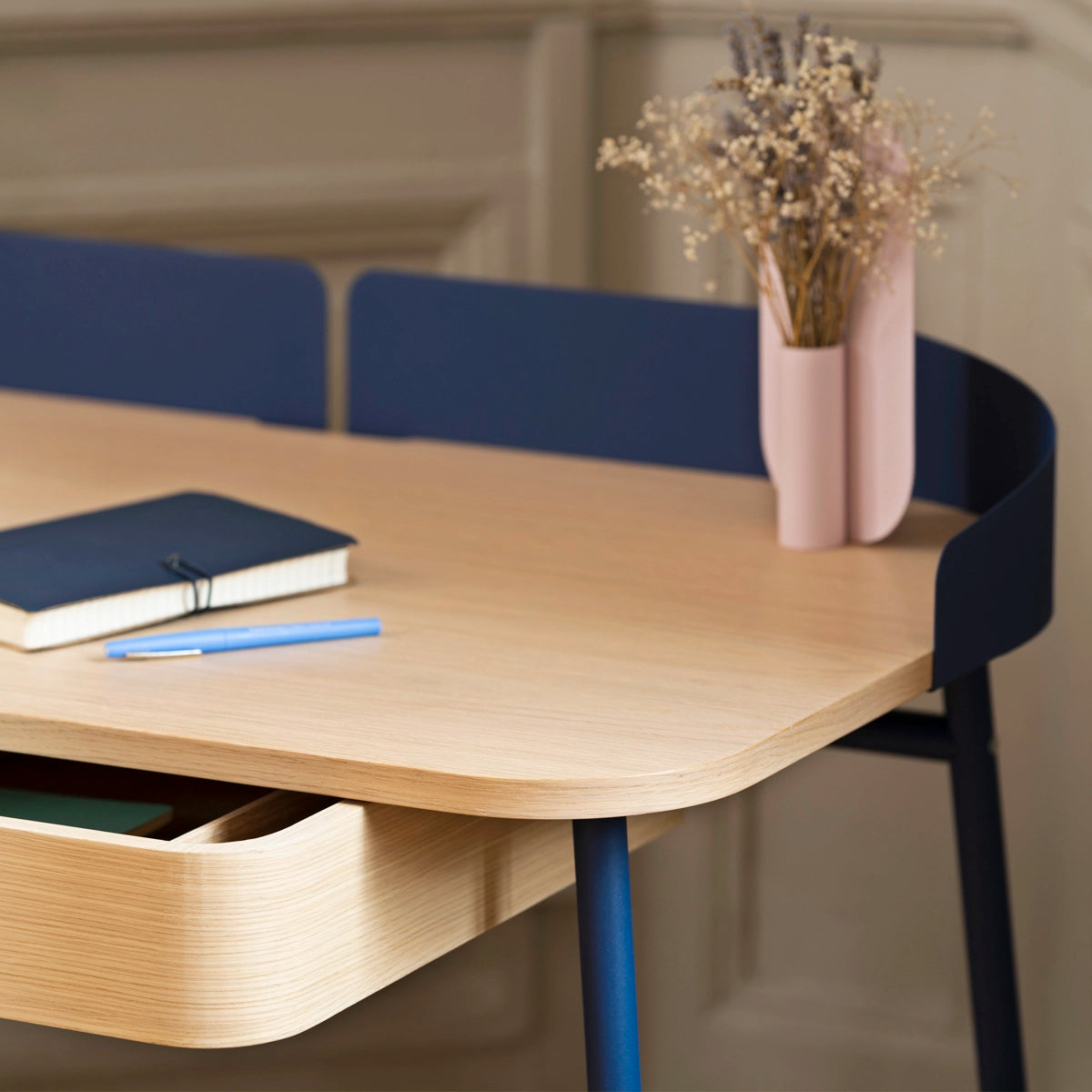 Bureau Victor, chêne naturel, métal bleu mat