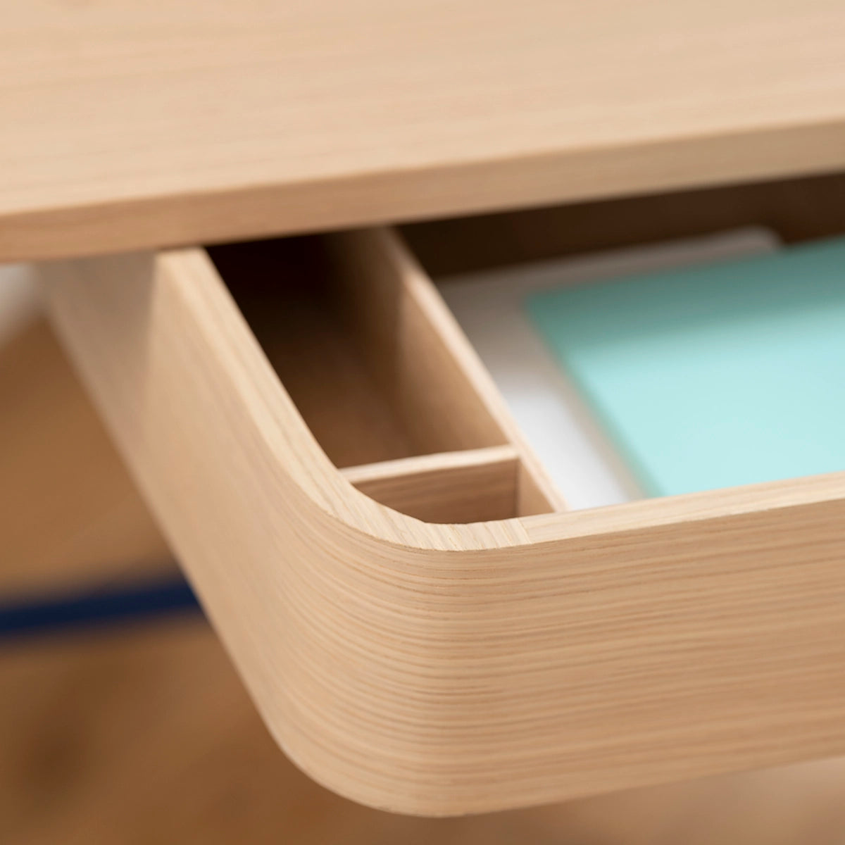 Bureau Victor, chêne naturel, métal bleu mat