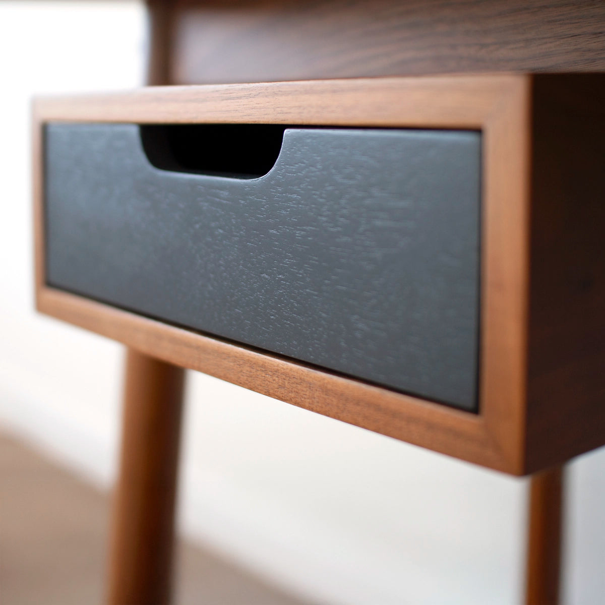 Bureau Honoré, noyer, laqué gris ardoise
