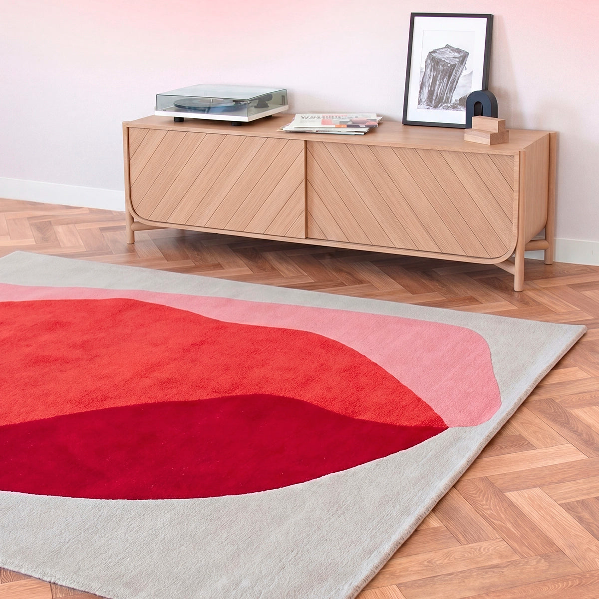 12010721085_JANE_TAPIS_180cm_rouge_AMBIANCE_1.webp
