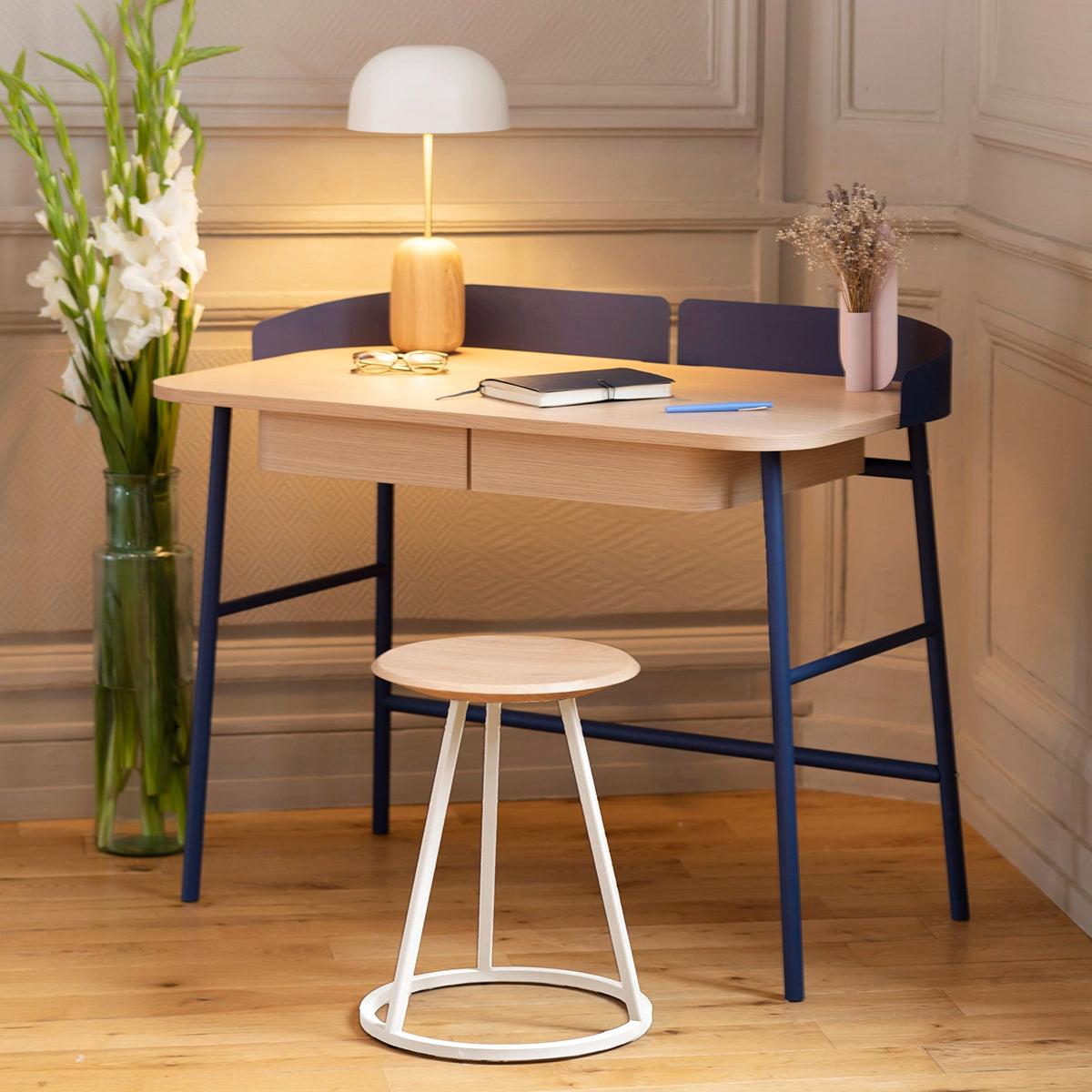 12010723636-BUREAU_VICTOR_CHENE_NATUREL_PIEDS_METAL_BLEU_MAT_AMBIANCE_1.webp