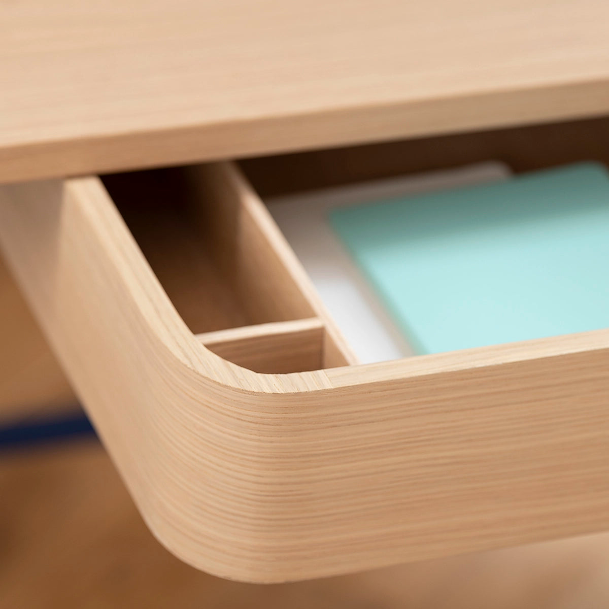 Bureau Victor, chêne naturel, métal bleu mat