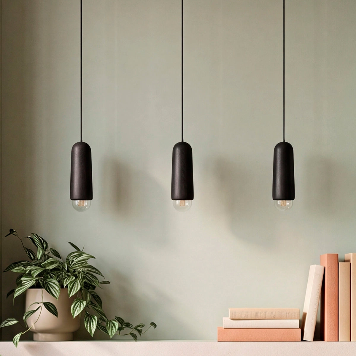 12010723644_SUSPENSION_LUCE_SMALL_LONG_FRENE_PEINT_NOIR_AMBIANCE_1.webp