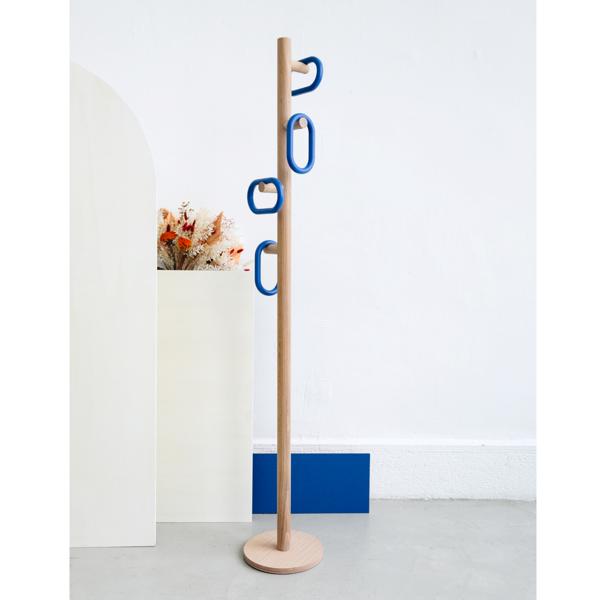 fernand portemanteau chene bleu electrique 5